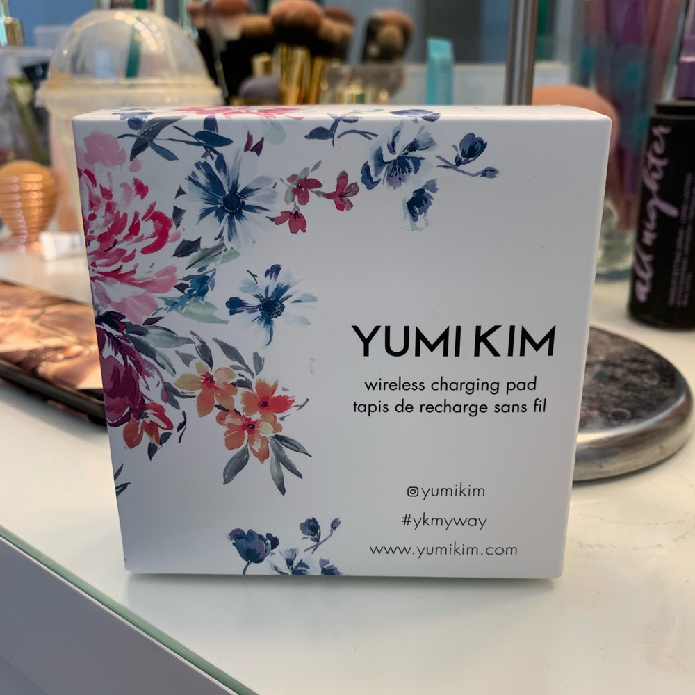 FFF Summer box Yumi Kim wireless charging pad